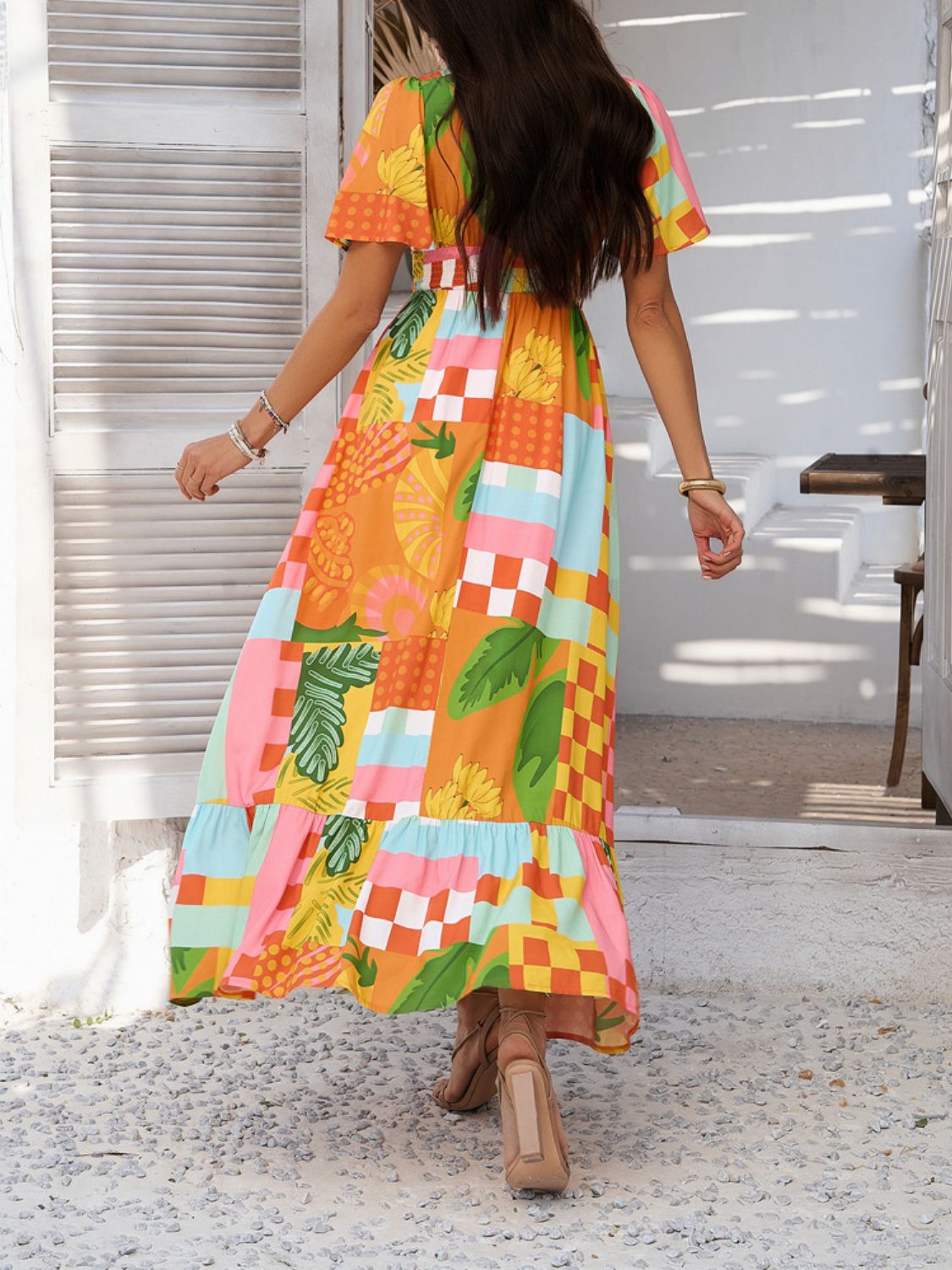 Kleurrijke maxi jurk met bloemenprint, V-hals en korte vlindermouwen – ideaal voor tuinfeesten, vakanties en bruiloften als gast.