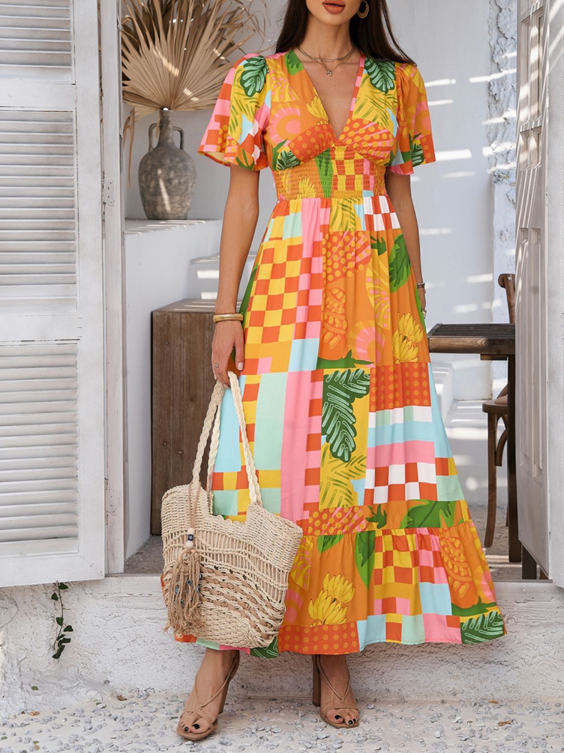 Kleurrijke maxi jurk met bloemenprint, V-hals en korte vlindermouwen – ideaal voor tuinfeesten, vakanties en bruiloften als gast.