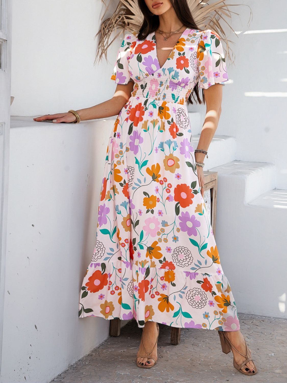 Kleurrijke maxi jurk met bloemenprint, V-hals en korte vlindermouwen – ideaal voor tuinfeesten, vakanties en bruiloften als gast.