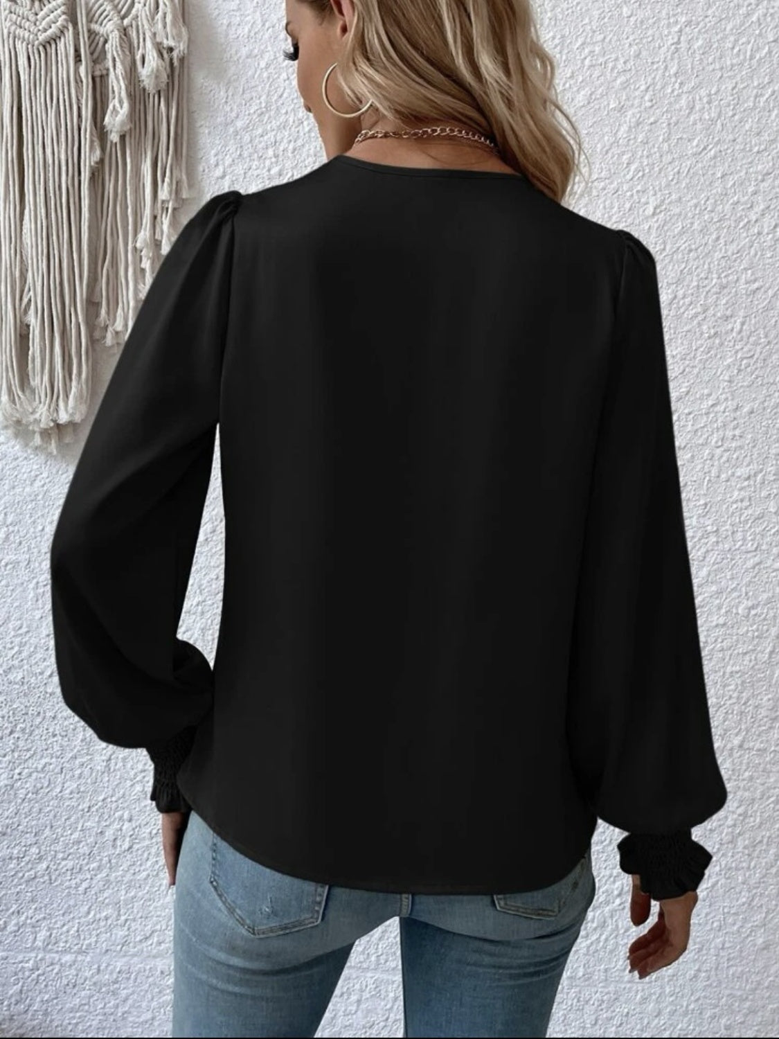 Isla satijnen overslagblouse in zwart met lange mouwen voor dames