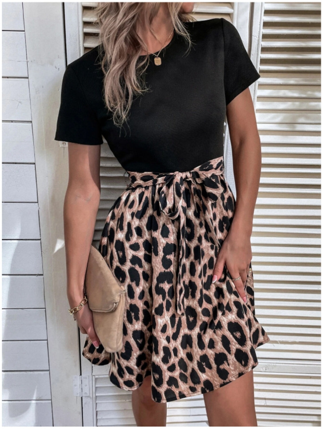 Damesrok met beige panterprint en taille strik – stijlvolle rok voor zomer en avondjes uit