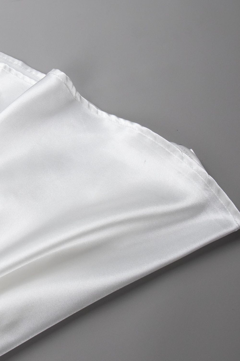 Detail van glanzende champagne satijnen stof maxi rok – luxe damesmode