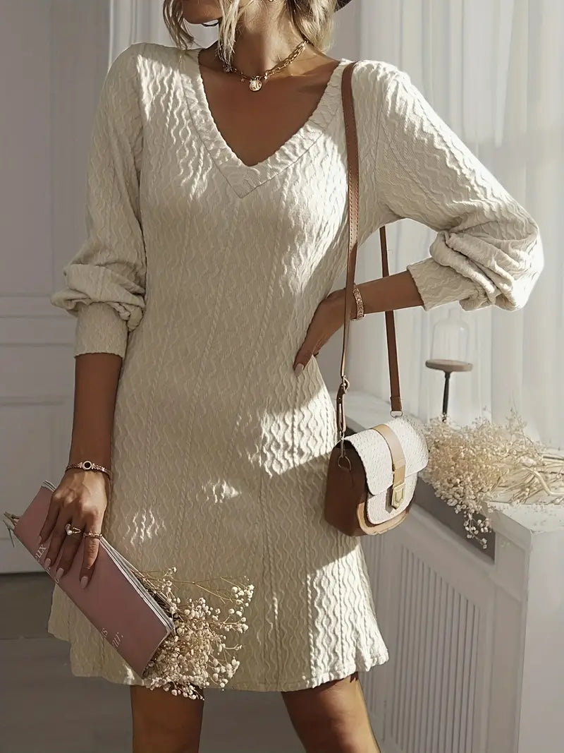 Crème gebreide mini jurk met V-hals en lange mouwen – Ivory & Silk herfstcollectie