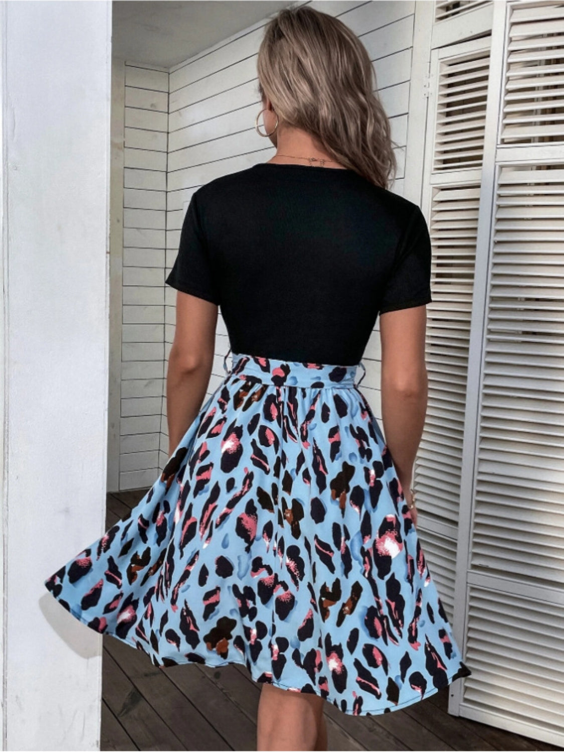 Damesrok met blauwe panterprint en taille strik – zomerrok voor casual en chique looks