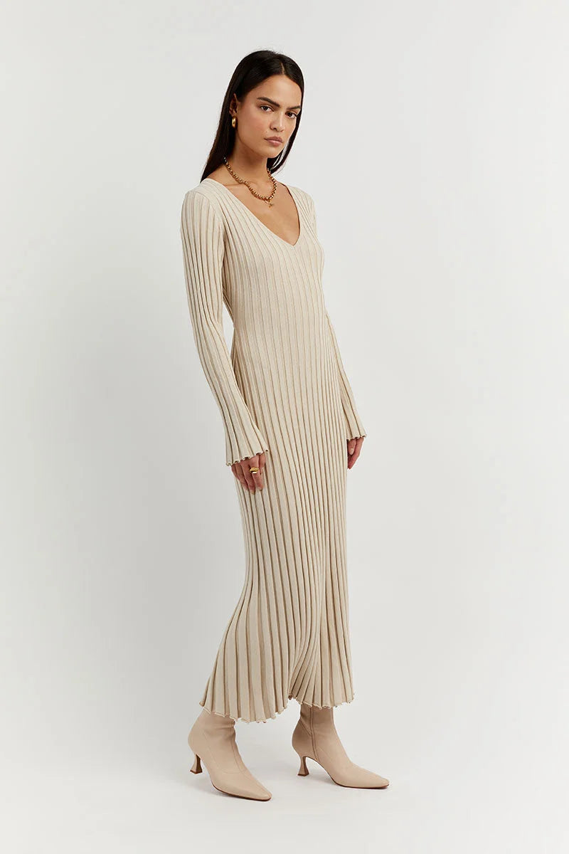 Beige gebreide maxi jurk met V-hals en ribpatroon – Ivory & Silk herfstcollectie