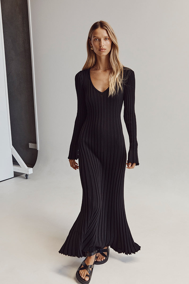 Zwarte gebreide maxi jurk met V-hals en ribpatroon – Ivory & Silk herfstcollectie