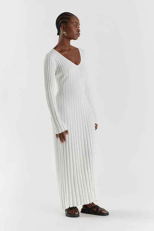 Witte gebreide maxi jurk met V-hals en ribpatroon – Ivory & Silk herfstcollectie