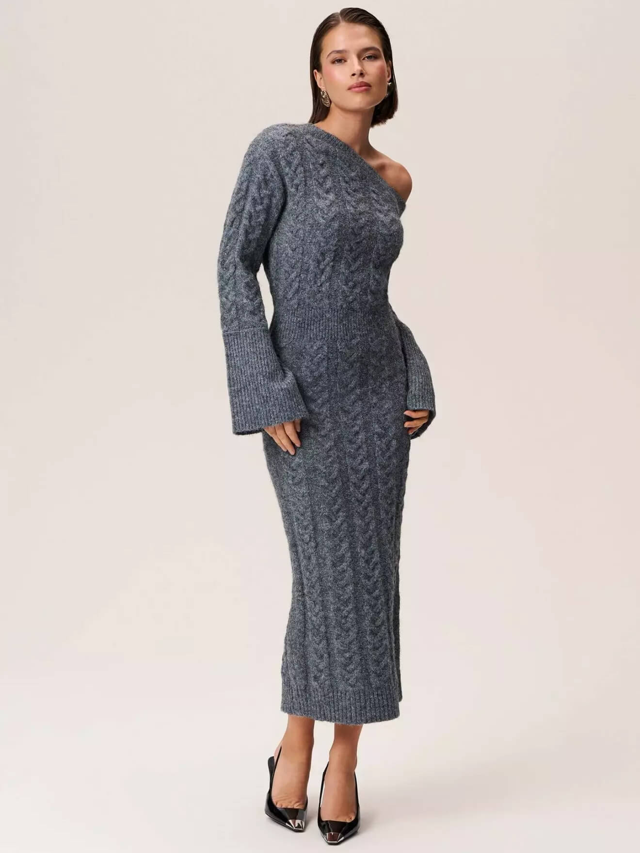 Grijze gebreide midi jurk off-shoulder met kabelpatroon