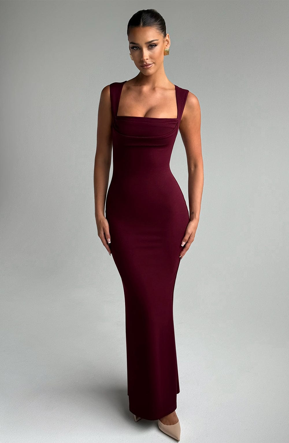 Vrouw-in-bordeaux-rode-strapless-jurk-bruiloft