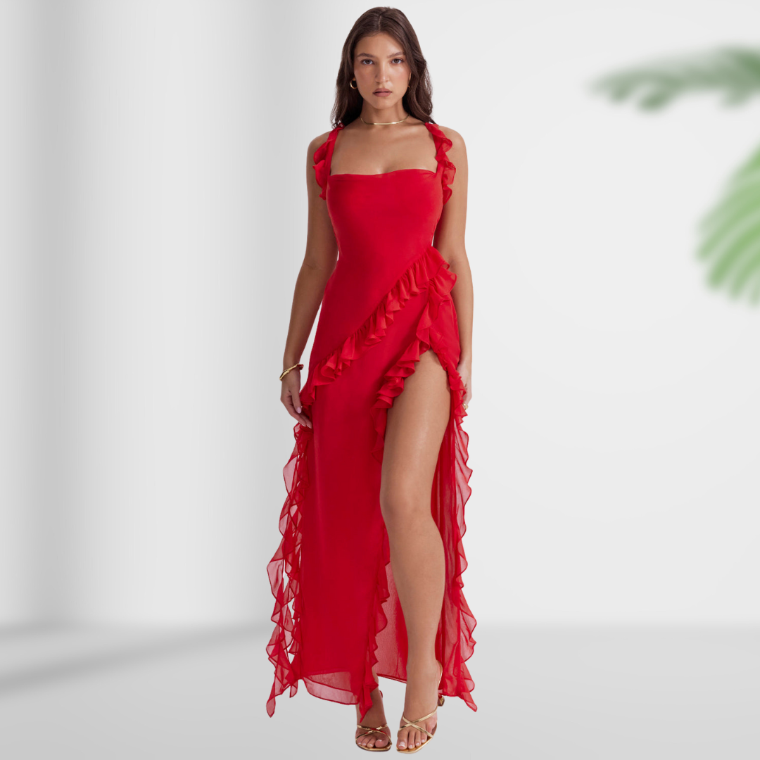 Vrouw draagt de Roos rode maxi jurk met ruffles en hoge split
