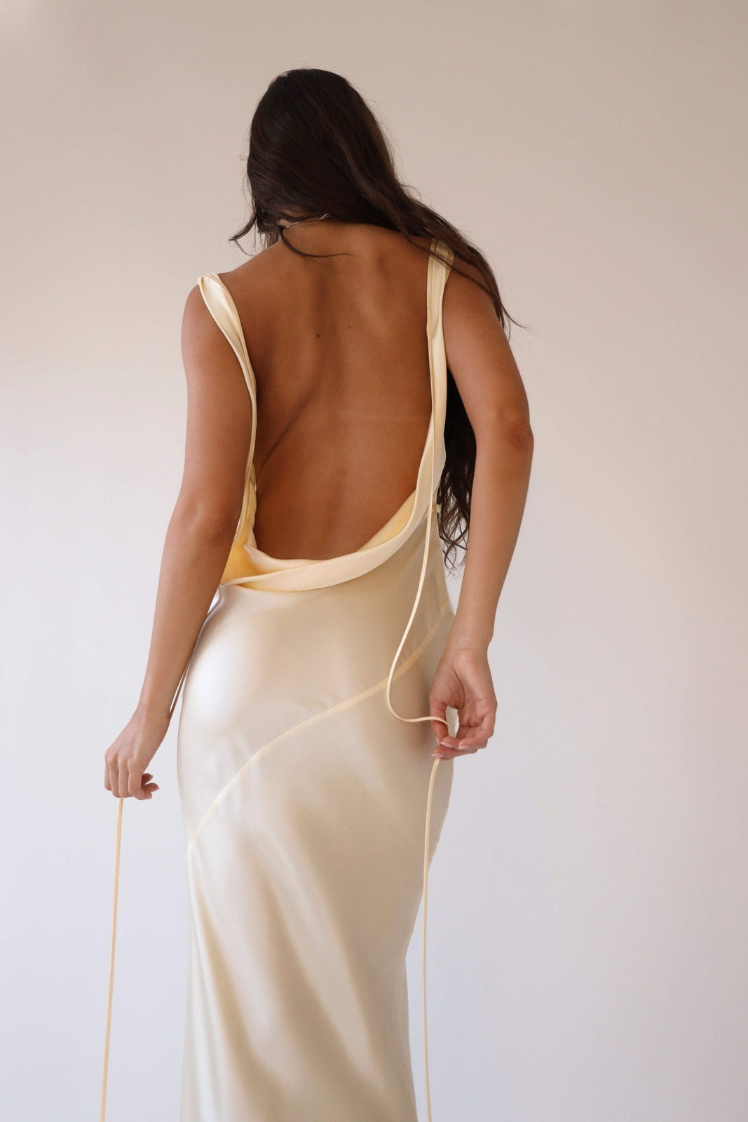 Satijnen maxi jurk met cowl hals en open rug – elegante damesjurk voor gala, diner en bruiloft.
