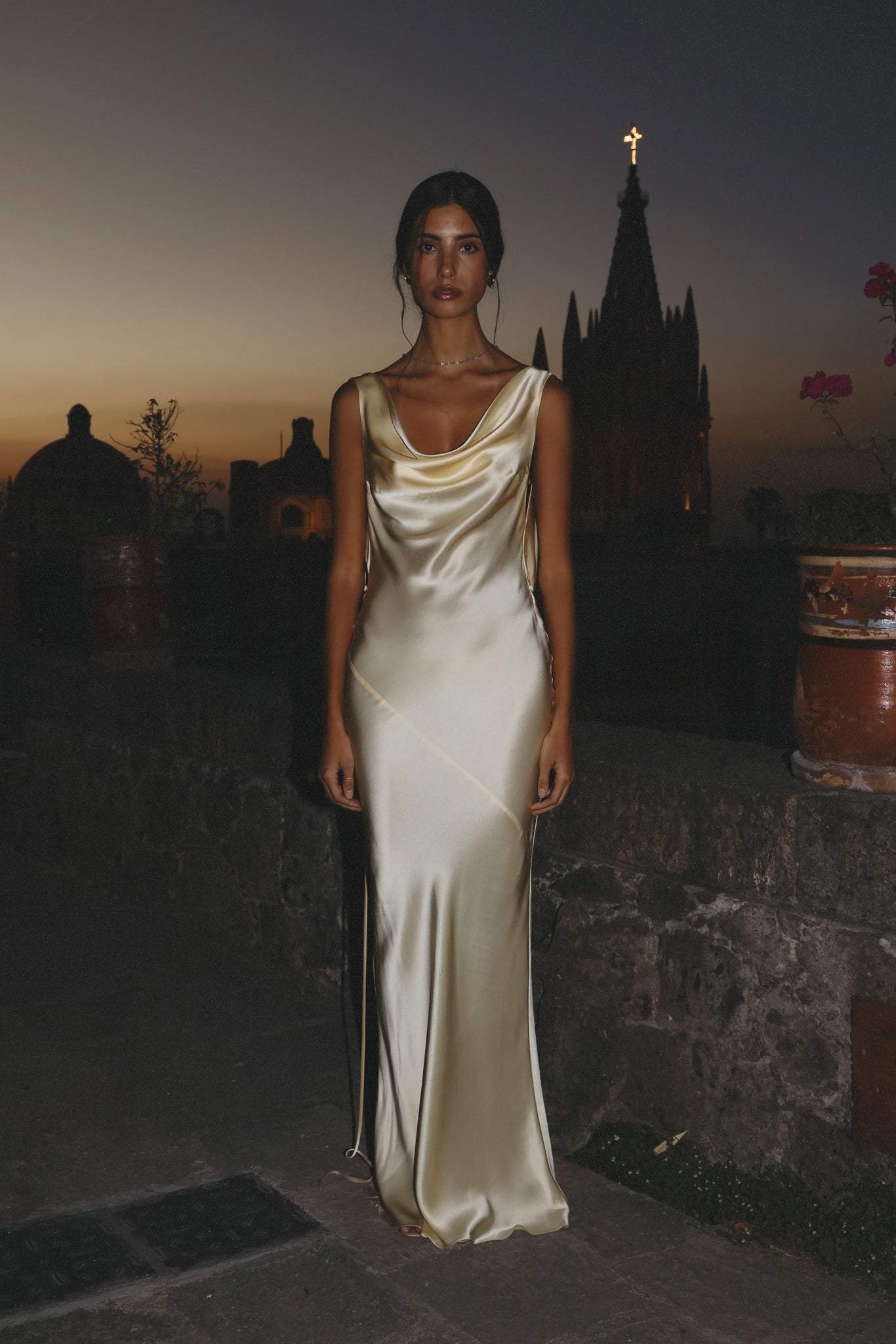 Satijnen maxi jurk met cowl hals en open rug – elegante damesjurk voor gala, diner en bruiloft.