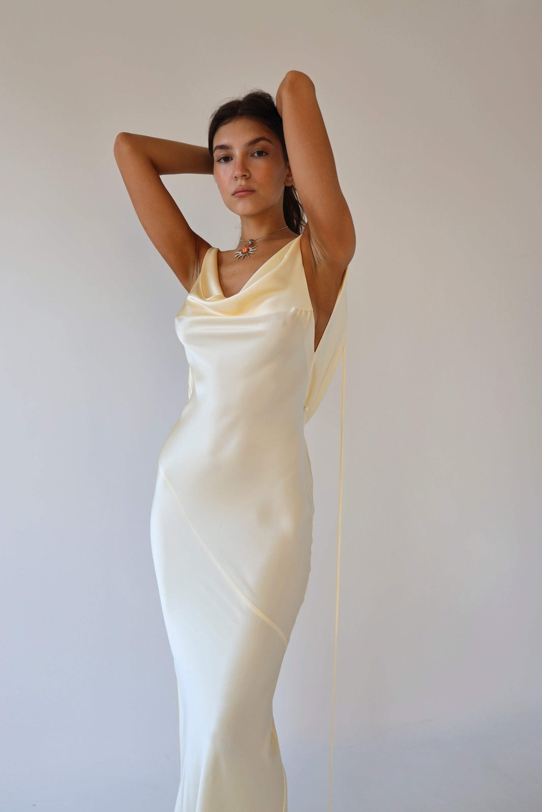 Satijnen maxi jurk met cowl hals en open rug – elegante damesjurk voor gala, diner en bruiloft.