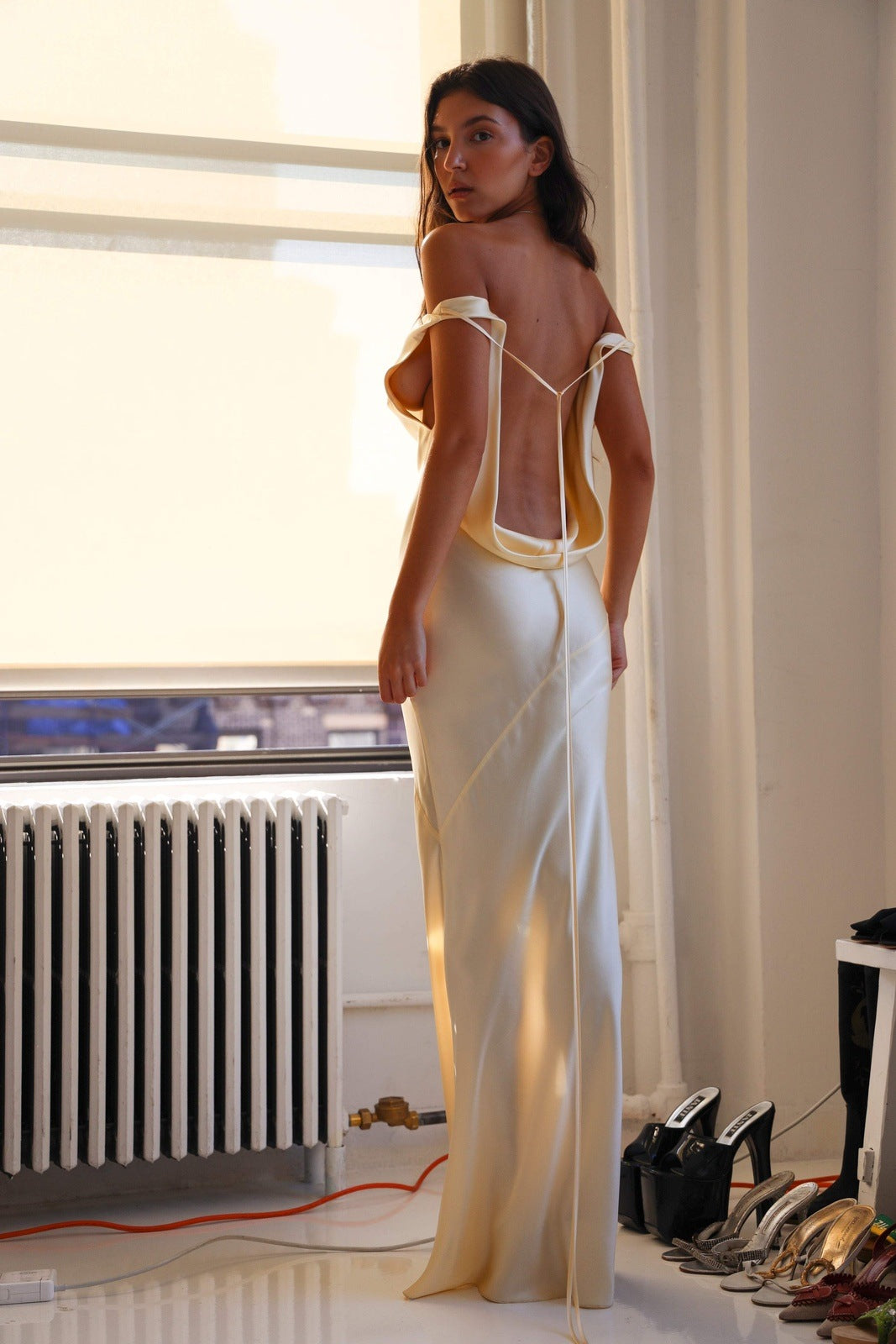 Satijnen maxi jurk met cowl hals en open rug – elegante damesjurk voor gala, diner en bruiloft.