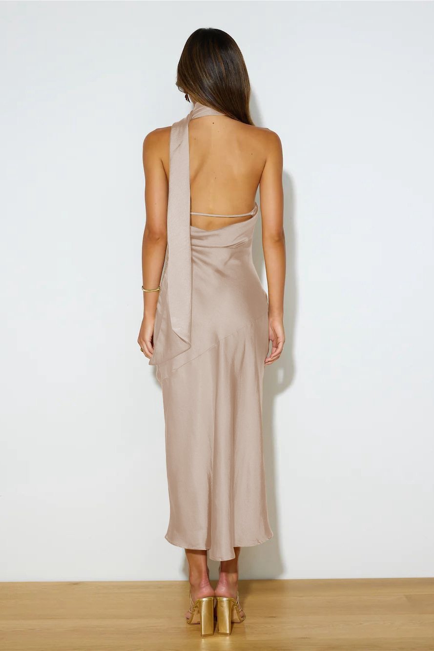 Valeria beige satijnen midi jurk met cowl halterneck en split
