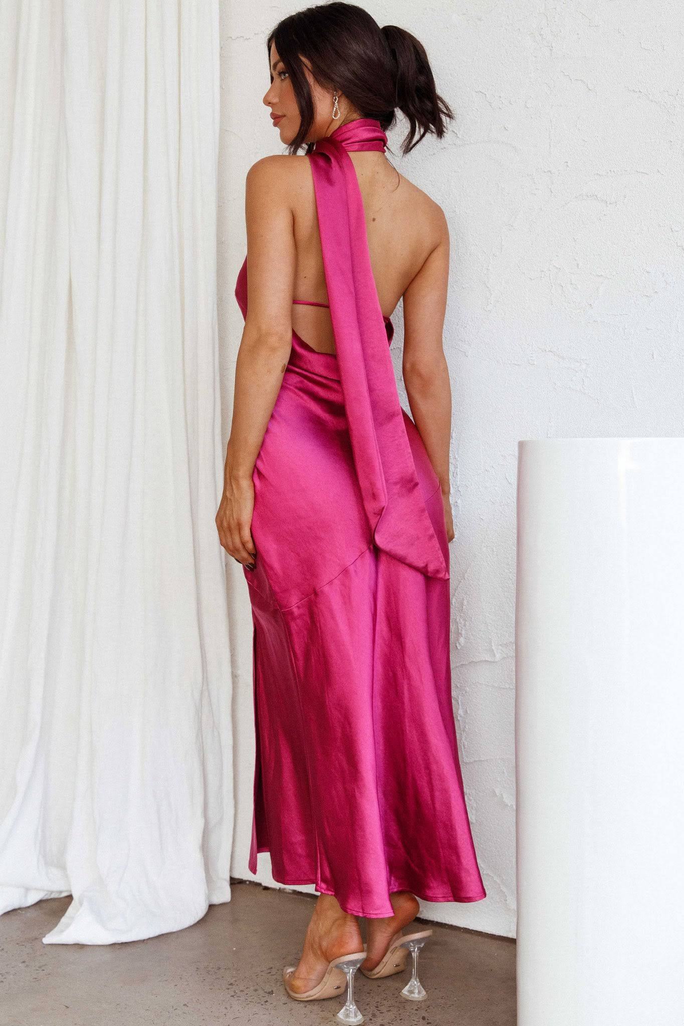Valeria roze satijnen midi jurk met cowl halterneck en split