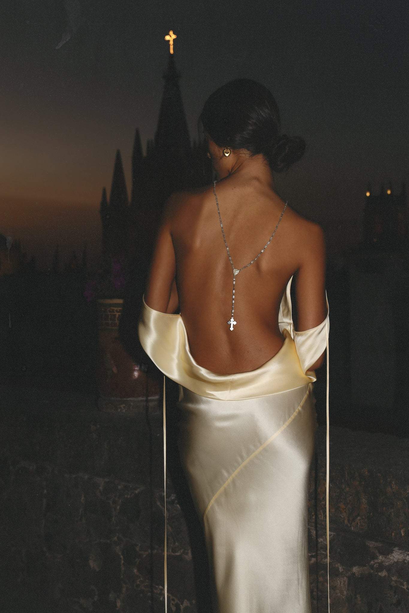 Satijnen maxi jurk met cowl hals en open rug – elegante damesjurk voor gala, diner en bruiloft.