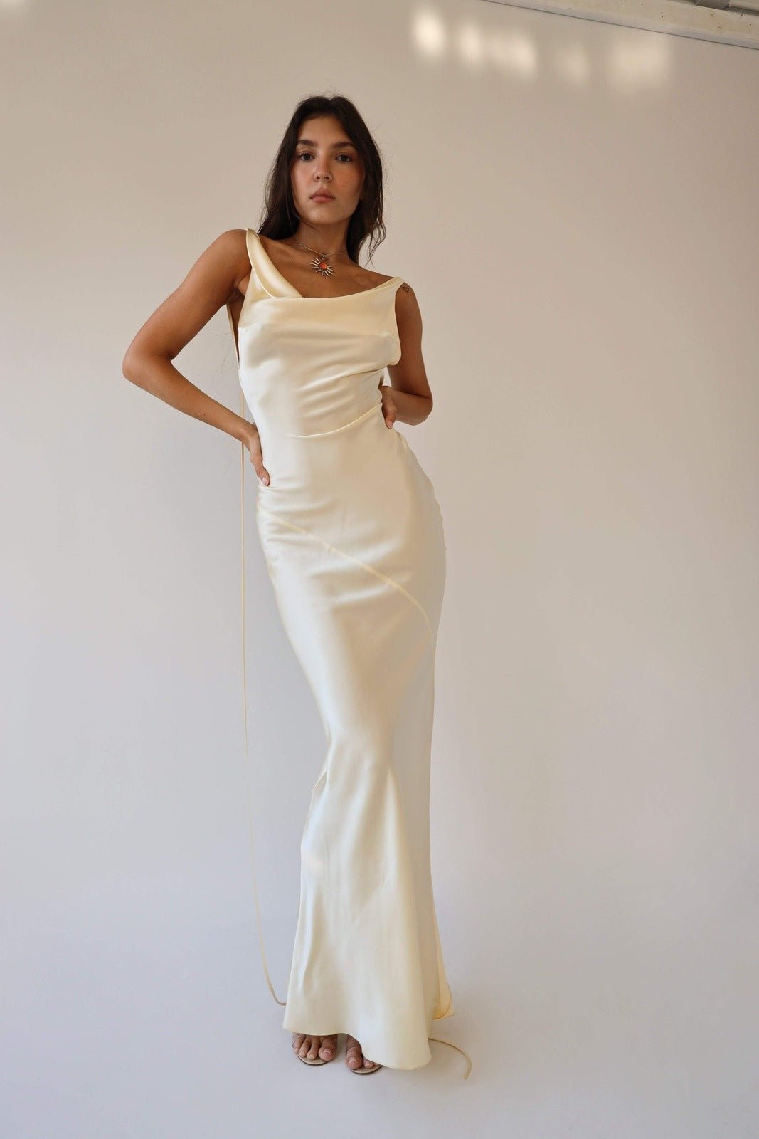Satijnen maxi jurk met cowl hals en open rug – elegante damesjurk voor gala, diner en bruiloft.