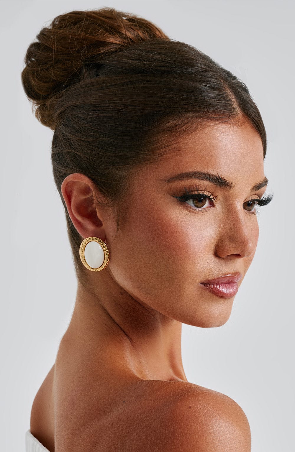 Vrouw-met-oorbellen-accessoires-collectie-afbeelding
