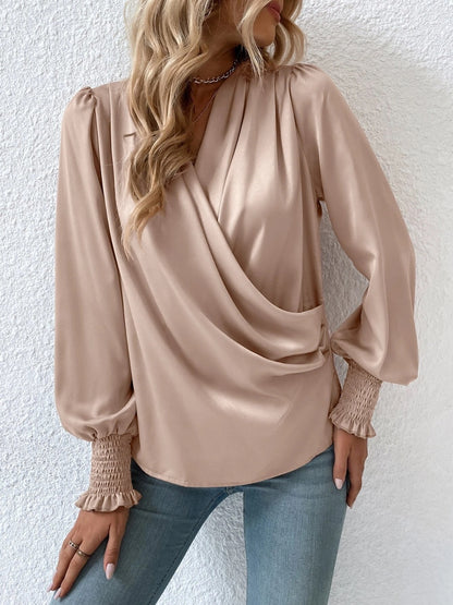 Isla satijnen overslagblouse in beige met lange mouwen voor dames