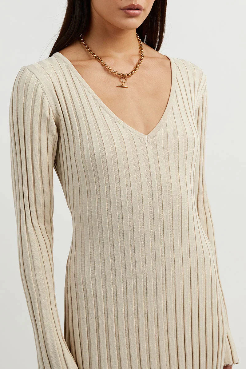 Beige gebreide maxi jurk met V-hals en ribpatroon – Ivory & Silk herfstcollectie