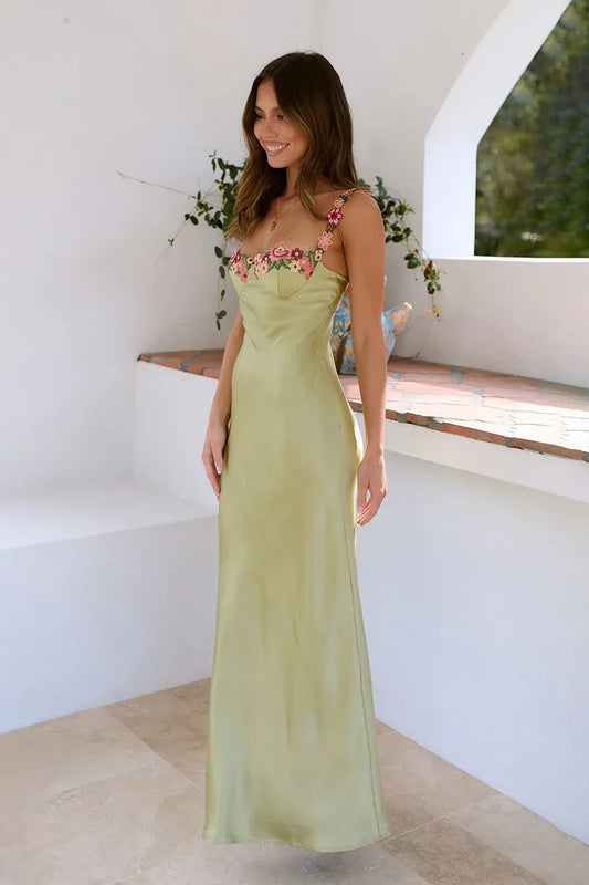 Groene maxi jurk met bloemenbandjes, padded cups en split – romantische damesjurk voor bruiloft, diner en speciale gelegenheden