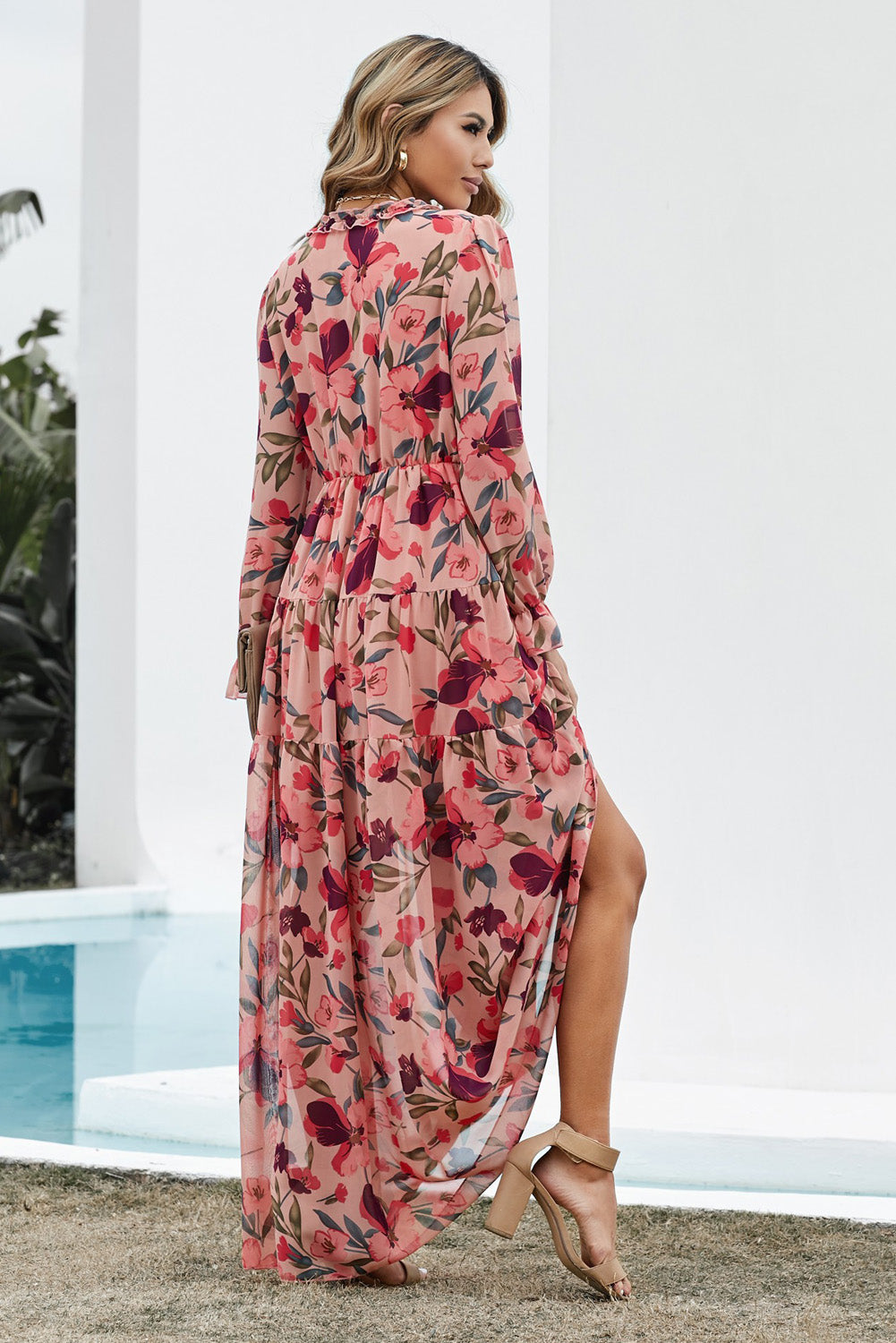 rouw draagt een crème bloemen maxi-jurk met rode en groene accenten, V-hals en lange mouwen, perfect voor zomer en bruiloft
