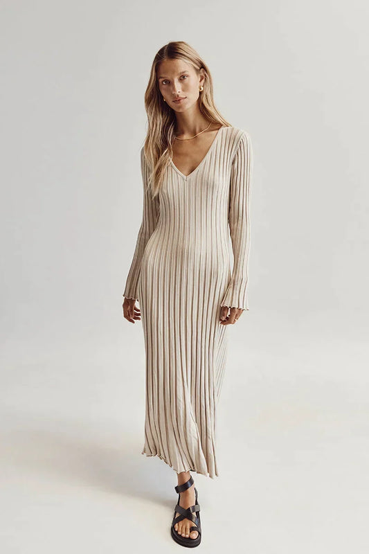 Beige gebreide maxi jurk met V-hals en ribpatroon – Ivory & Silk herfstcollectie