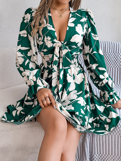 Groene mini jurk met bloemenprint, diepe V-hals met strik en elastische taille – elegante damesjurk voor diner, vakantie en avond uit