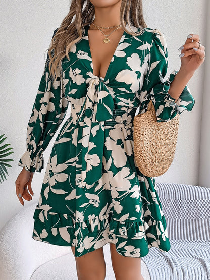 Groene mini jurk met bloemenprint, diepe V-hals met strik en elastische taille – elegante damesjurk voor diner, vakantie en avond uit