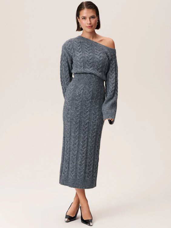 Grijze gebreide midi jurk off-shoulder met kabelpatroon