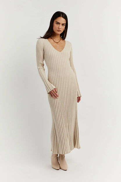 Beige gebreide maxi jurk met V-hals en ribpatroon – Ivory & Silk herfstcollectie