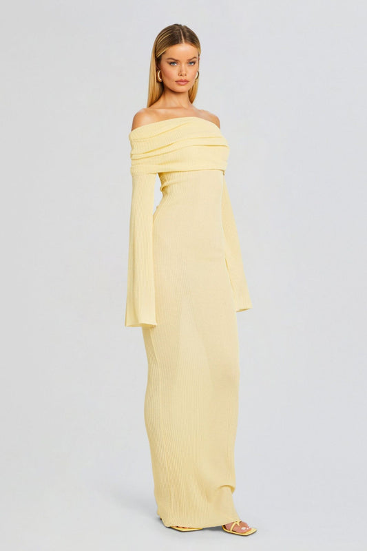 Vrouw draagt de Marina off-shoulder maxi jurk in lichtgele kleur met lange mouwen
