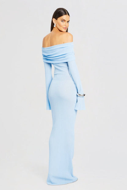 Vrouw draagt de Marina off-shoulder maxi jurk in blauwe kleur met lange mouwen