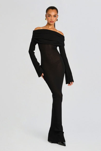 Vrouw draagt de Marina off-shoulder maxi jurk in zwarte kleur met lange mouwen