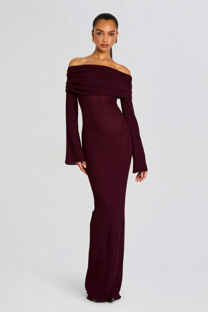 Vrouw draagt de Marina off-shoulder maxi jurk in rode kleur met lange mouwen