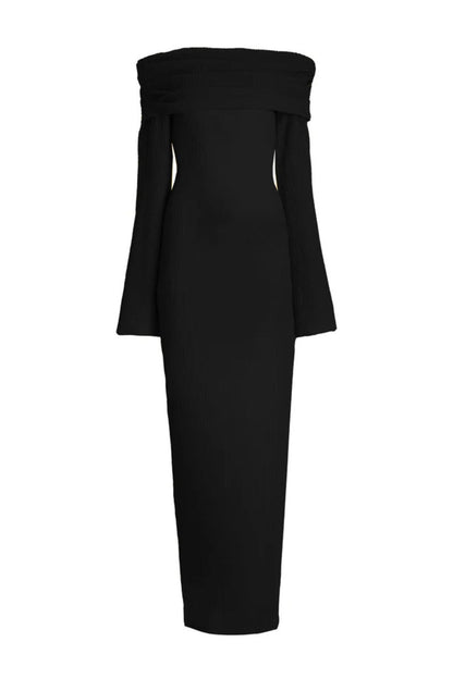 Vrouw draagt de Marina off-shoulder maxi jurk in zwarte kleur met lange mouwen