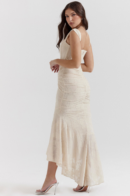 Octavie flatterende maxi jurk in beige – outfit voor bruiloft gast of diner