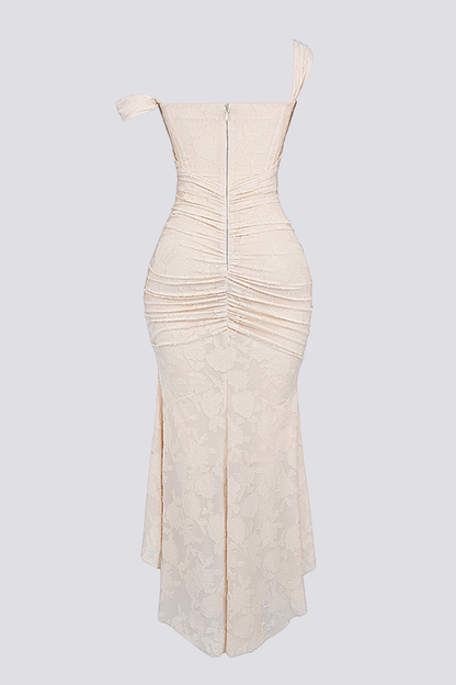Octavie flatterende maxi jurk in beige – outfit voor bruiloft gast of diner