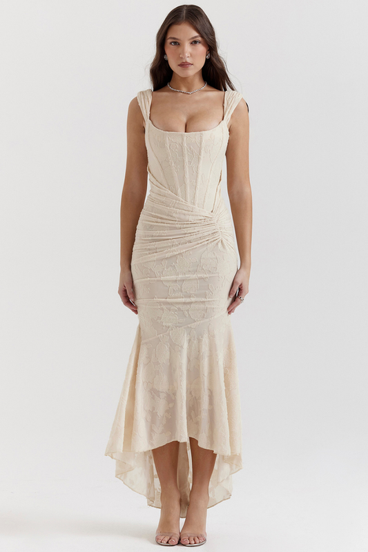 Octavie flatterende maxi jurk in beige – outfit voor bruiloft gast of diner