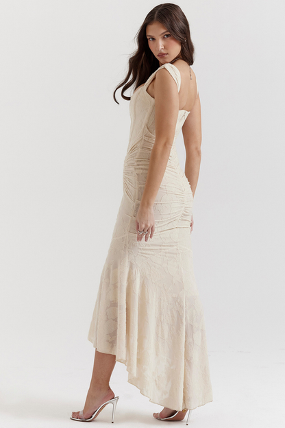 Octavie flatterende maxi jurk in beige – outfit voor bruiloft gast of diner