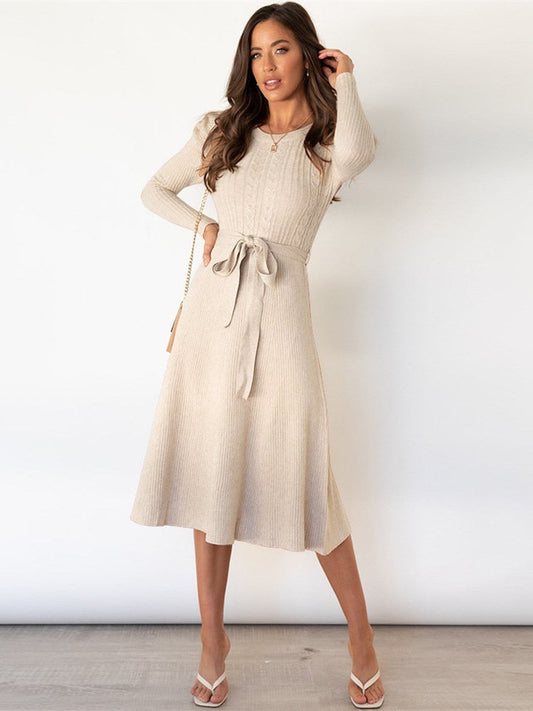 Beige gebreide midi jurk met strikceintuur en kabelstructuur
