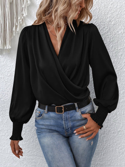 Isla satijnen overslagblouse in zwart met lange mouwen voor dames