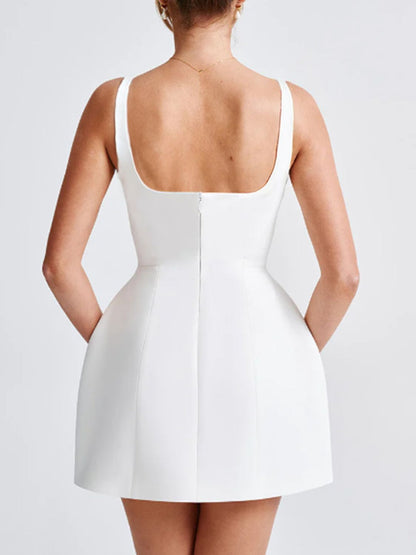 Vrouw in elegante witte cocktailjurk met getailleerd bovenlijf en uitlopende rok – The Flora Dress