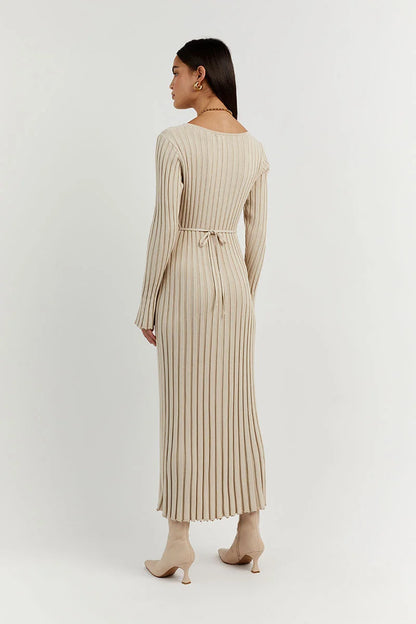 Beige gebreide maxi jurk met V-hals en ribpatroon – Ivory & Silk herfstcollectie