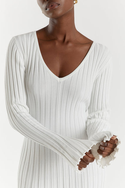 Witte gebreide maxi jurk met V-hals en ribpatroon – Ivory & Silk herfstcollectie