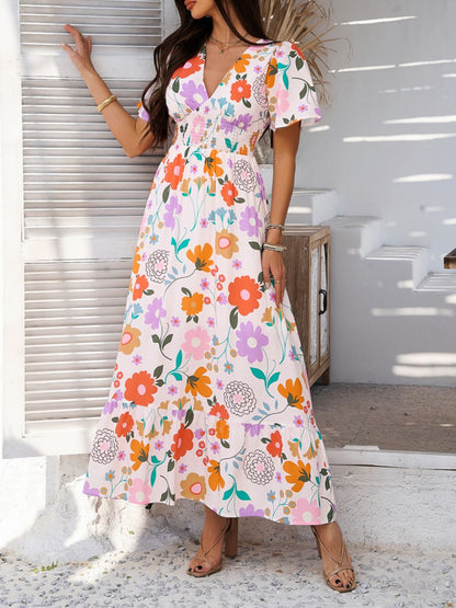 Kleurrijke maxi jurk met bloemenprint, V-hals en korte vlindermouwen – ideaal voor tuinfeesten, vakanties en bruiloften als gast.