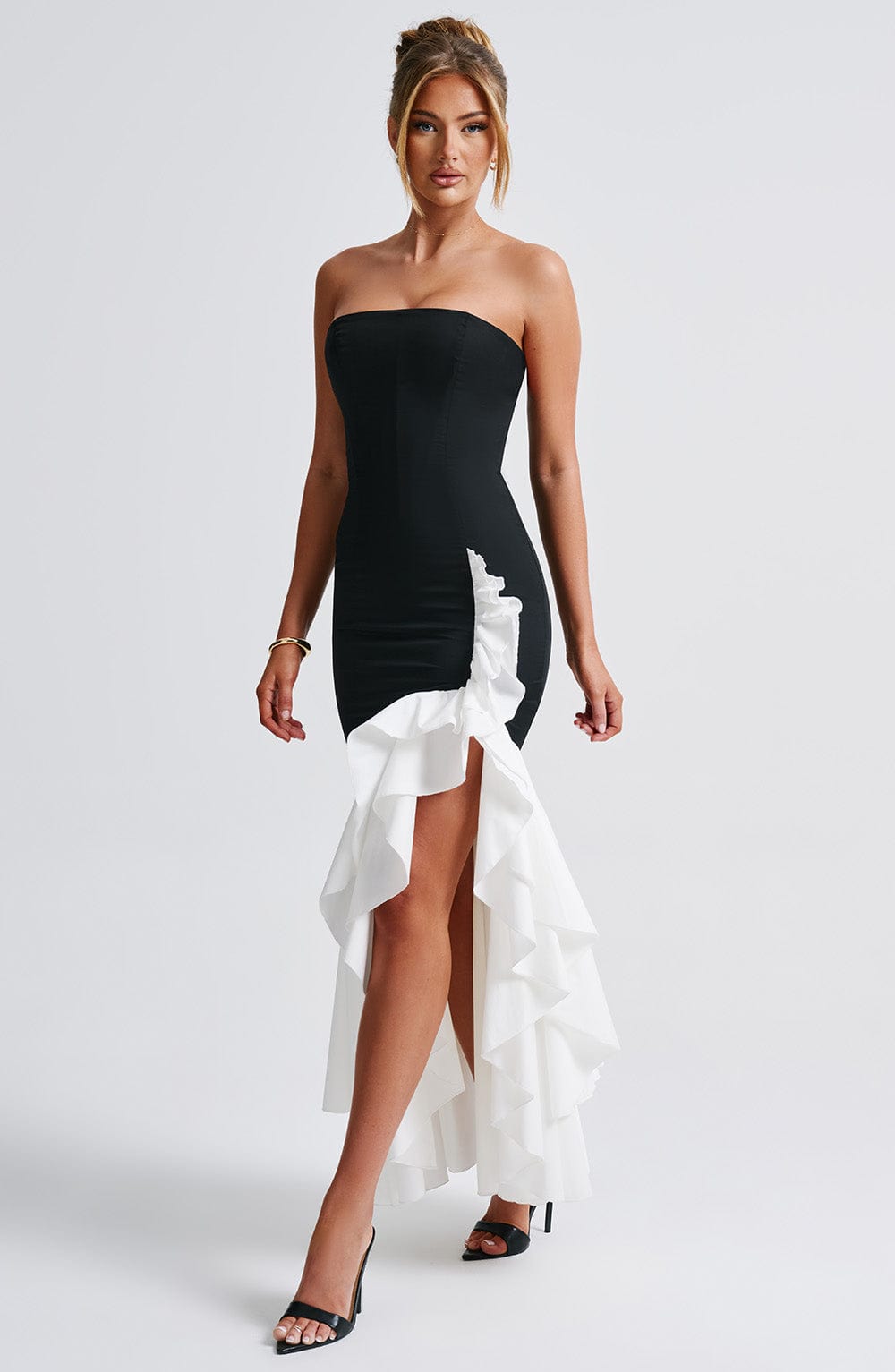 Nerina strapless maxi jurk met ruffles en split zwart wit