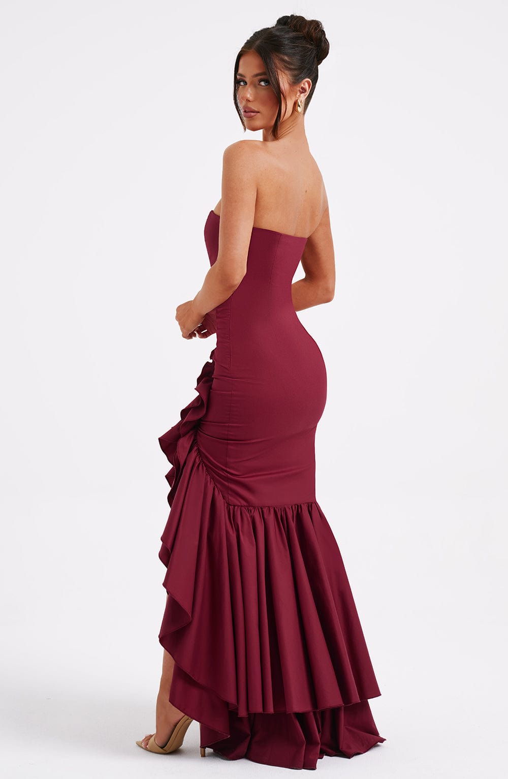 Nerina strapless maxi jurk met ruffles en split in bourgondisch rood