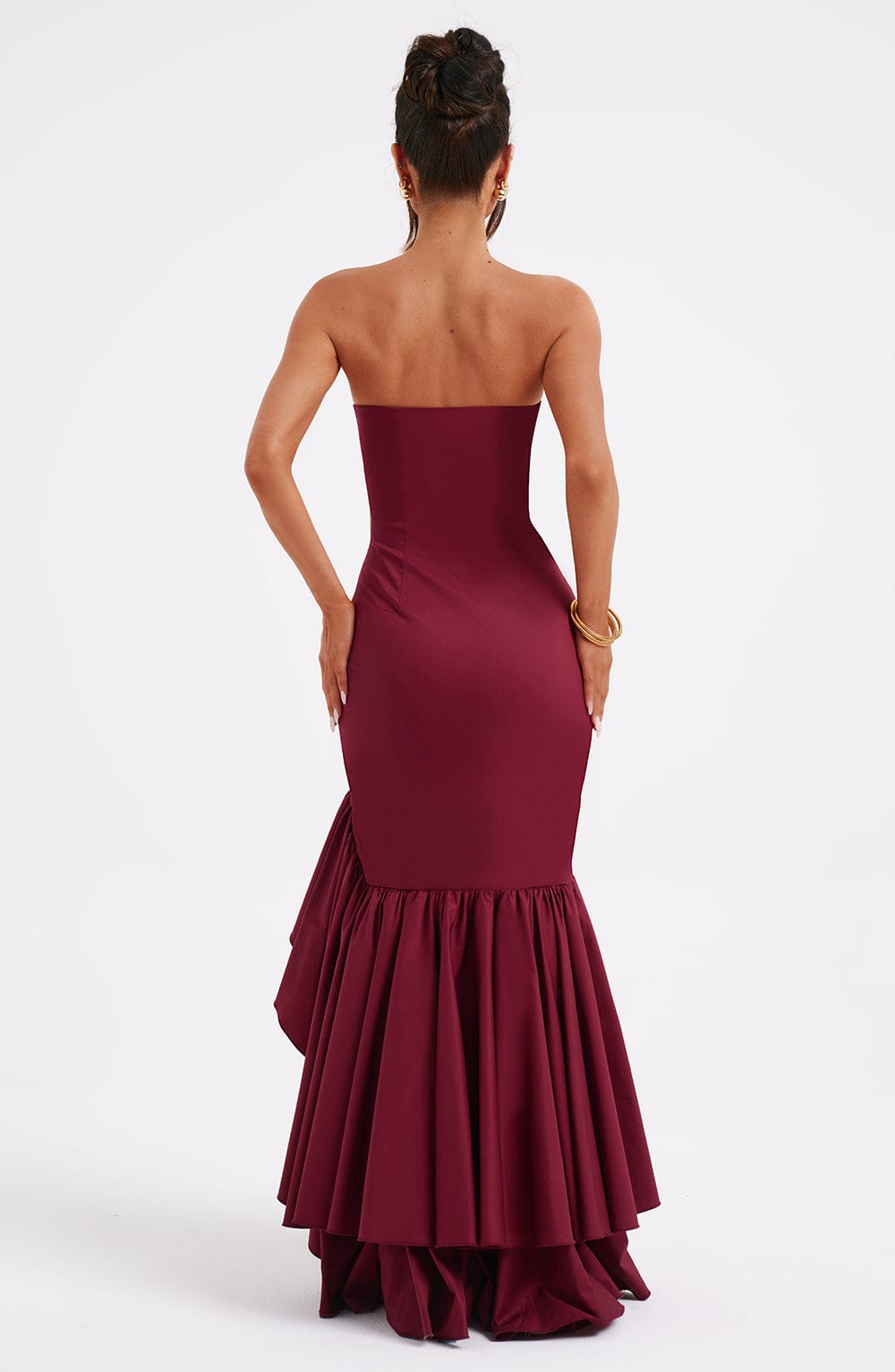 Nerina strapless maxi jurk met ruffles en split in bourgondisch rood